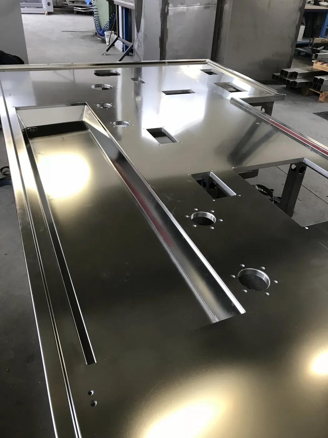 Rivestimento basamento AISI 316 lucidato a specchio